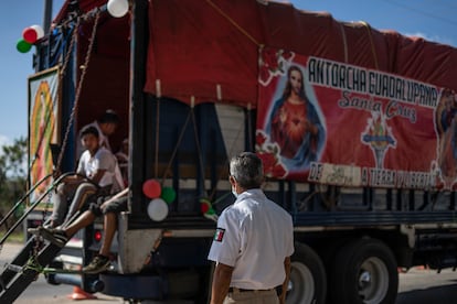 Un elemento del Instituto Nacional de Migración, en un punto de inspección en busca de migrantes, en la carretera de Tuxtla.