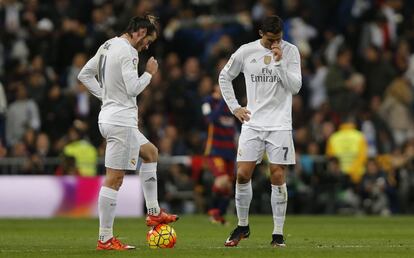 Gareth Bale y Cristiano son incapaces de mirarse después del enésimo gol recibido del Barcelona.