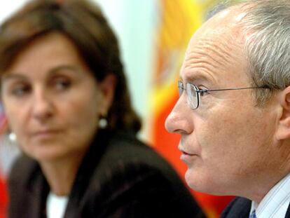José Montilla, junto a la vicepresidenta del Gobierno de Cantabria, Lola Gorostiaga, hoy en Santander.