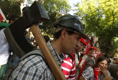 Manifestante dirigiéndose al Ministerio de Industria