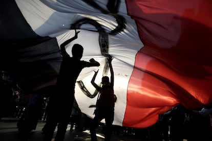 Opositores del presidente egipcio Mohamed Morsi durante las protestas en la plaza de Tahrir en El Cairo (Egipto), 2 de julio de 2013. Al menos una persona murió y varias decenas resultaron heridas en los choques registrados entre partidarios y detractores del presidente egipcio, Mohamed Morsi, en distintas zonas del país, informaron medios oficiales.