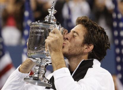 Del Potro besa la copa de campeón del Abierto de Estados Unidos.