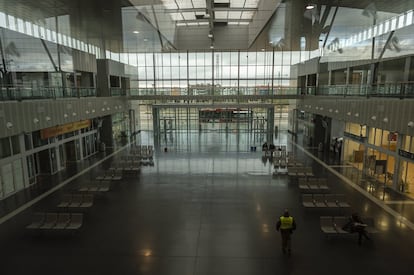 La estación de tren burgalesa, poco práctica al estar alejada del centro de la ciudad, permanece casi inactiva merced a la reducción de trenes de pasajeros. El colectivo considera que ese enlace directo con la capital beneficiaría tanto al tráfico de mercancías ferroviarias como a las empresas burgalesas, así como a la población si a la postre llegan pasajeros que aprovechen esta vía.