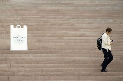 Una mujer camina por las escaleras del Smithsonian National Gallery en Washington, también cerrada al público, 1 de octubre de 2013.