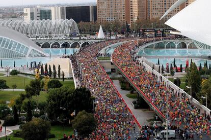 Los más de 19.000 corredores del Maratón de Valencia durante la salida. 