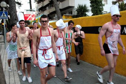 Un grupo de jóvenes británicos paseando ayer por las calles de Salou.