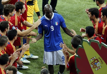 Los internacionales españoles hacen pasillo a los italianos y consuelan a Mario Balotelli después de la final de la Eurocopa.