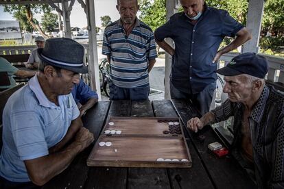 Partida de backgammon en Sulina, pueblo de 3.661 habitantes con una población envejecida.