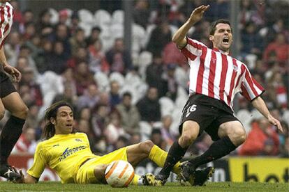 El jugador del Athletic Pablo Orbaiz es entrado en falta por el delantero del Villarreal José María Romero.