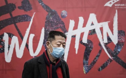 Un hombre se protege con una mascarilla en la ciudad de Wuhan, en China