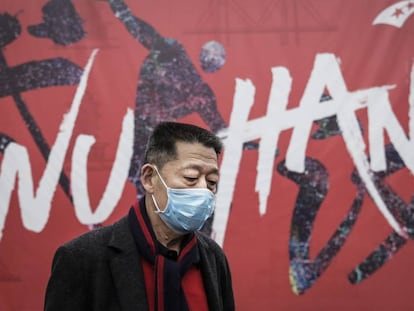 Un hombre se protege con una mascarilla en la ciudad de Wuhan, en China
