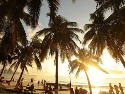 Atardecer en una playa de la isla de Sanya, al sur de China. 