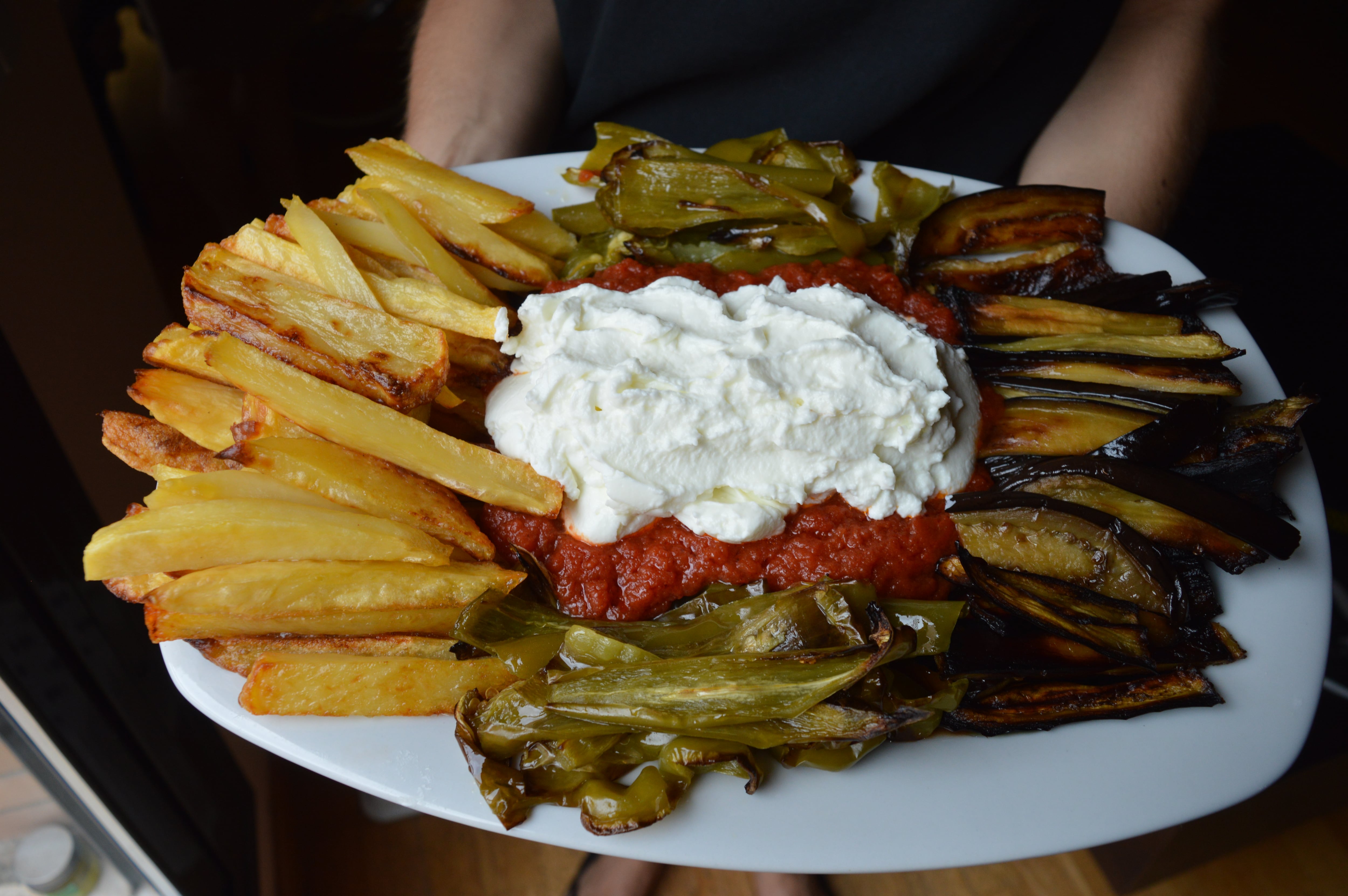 El sencillo festín turco de verduras, salsa de tomate y yogurt que hace salivar