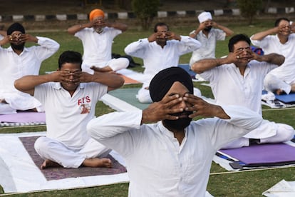 Sesión de yoga en la ciudad india de Amritsar, en el Estado de Pnayab (norte del país), este lunes 20 de junio. El Día Internacional del Yoga fue propuesto por la India ante Naciones Unidas y contó con el respaldo de 175 países. La ONU busca así crear conciencia en todo el mundo sobre los muchos beneficios, para la salud física y mental, de practicar yoga.
