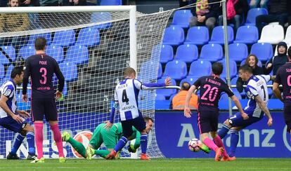 Joselu (derecha), del Deportivo, marca gol frente al Barcelona. 