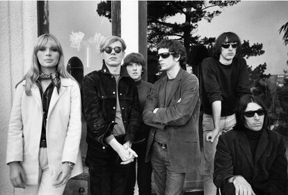 Andy Warhol acompañado de Nico & The Velvet Underground en Los Ángeles, en 1965. Schapiro destaca la gran timidez de Warhol.