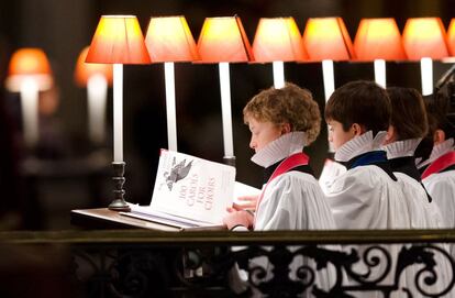 Niños del coro de la catedral de St Paul, Londres, durante la actuación con motivo de la Navidad.