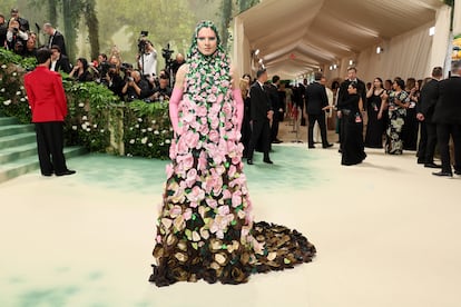 El productor de teatro Jordan Roth se ha tomado al pie de la letra la temática de la gala con este vestido de flores hecho a medida por Valentino. ¿Una de las primeras creaciones de Alessandro Michele en la firma?