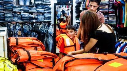 Hassan se prueba un salvavidas en una tienda de Esmirna (Turquía).