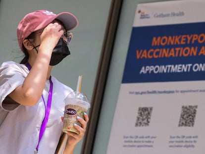 Una mujer pasa frente a una clínica de vacunación contra la viruela del mono, en Nueva York.