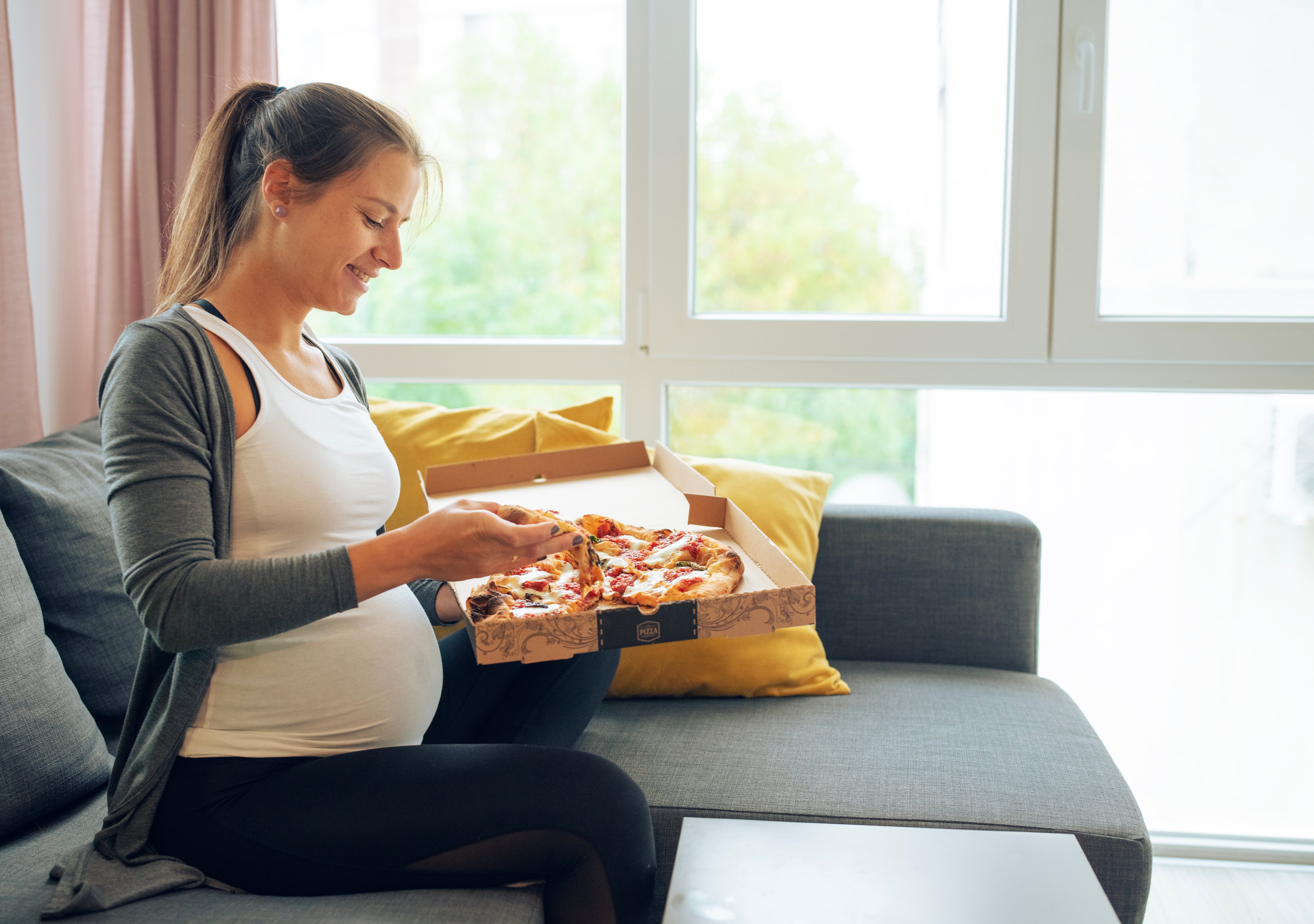 Por qué no hay que sentir culpa de los antojos durante el embarazo: querer chocolate o pizza tiene una base biológica