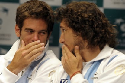 Del Potro y Juan Mónaco hablan durante una rueda de prensa.