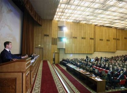 El presidente de Rusia, Dmitri Medvédev, habla ante la plana mayor del ministerio de Defensa.