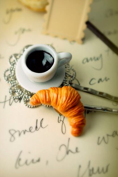 Fantástico broche para el pelo, con miniatura de croissant y taza de café. De Hair Bobby Pins (3,79 euros).