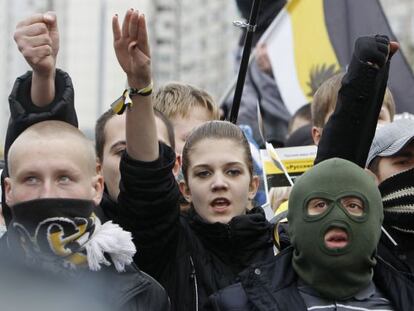 Ultranacionalistas rusos se manifiestan por las calles de Mosc&uacute;.