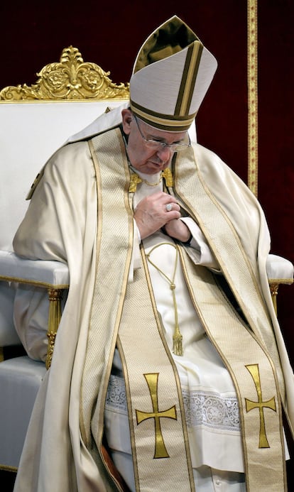 El Papa dirige la oración en la basílica de San Pedro, el 1 de septiembre de 2015, en el que pidió a los sacerdotes que concedieran el perdón a las mujeres que hubieran abortado.