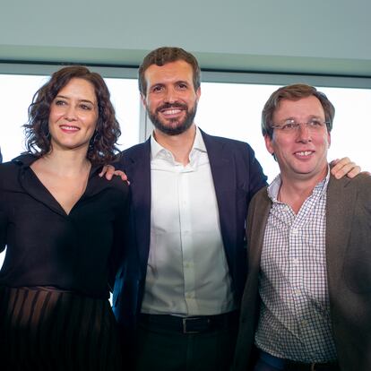 Díaz Ayuso, Casado y Martínez Almeida en un acto de campaña en 2019 en Madrid.