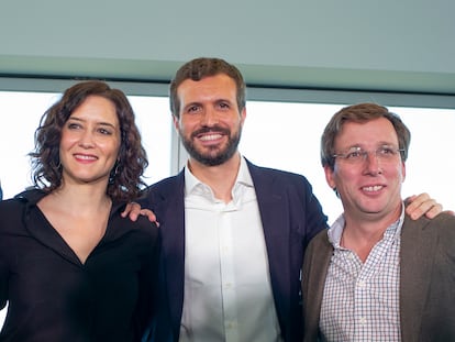 Díaz Ayuso, Casado y Martínez Almeida en un acto de campaña en 2019 en Madrid.