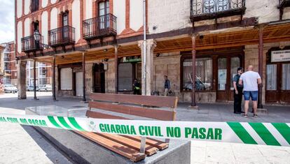 Técnicos de la Guardia Civil trabajan en la vivienda.