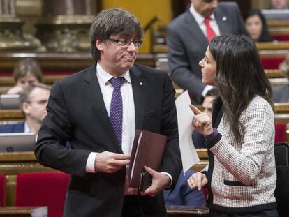 El president de la Generalitat de Catalunya, Carles Puigdemont, parla amb la líder de Ciutadans, Inés Arrimadas.