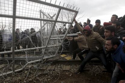 Varios centenares de refugiados intentaron romper la valla de alambre construida en la frontera entre Macedonia y Grecia para tratar de entrar en el país macedonio, a lo que la Policía respondió lanzando gases lacrimógenos y bombas aturdidoras para dispersar a la multitud, informó el Ministerio del Interior de Macedonia. En la imagen, migrantes intentan en la frontera griega de Idomeni.