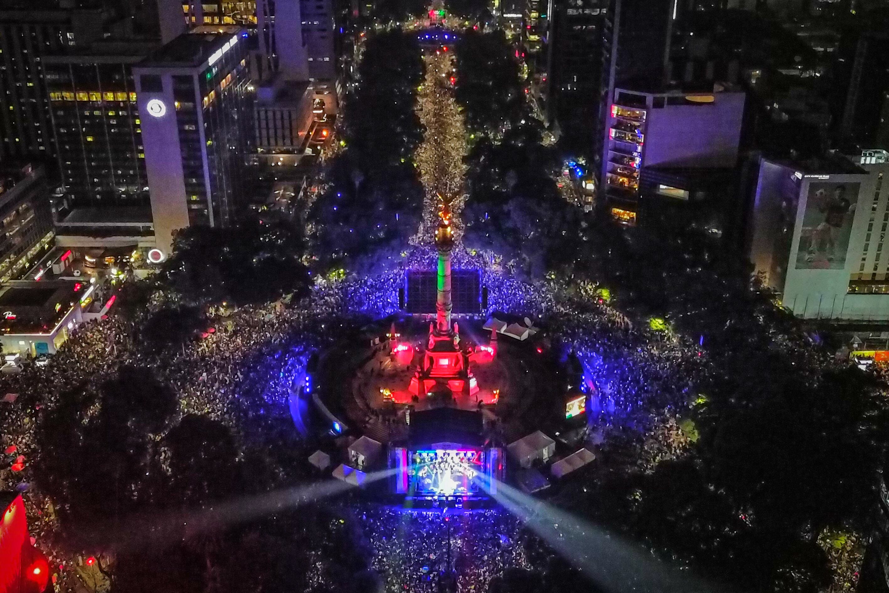 Imagen aérea de los festejos de miles de aficionados, tras el triunfo de la selección mexicana frente a Ecuador, en el Ángel de la Independencia el 30 de junio.