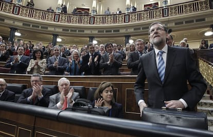 La bancada popular aplaude al presidente del Gobierno, Mariano Rajoy (d), al finalizar el debate sobre el estado de la nación celebrado en el Congreso de los Diputados.