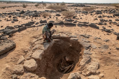 Uno de los trabajadores afar, de la campaña de excavación en noviembre de 2021, observa una posible tumba neolítica antes de proceder a taparla. Abou Yousouf es un sitio que parece haber sido habitado desde el Neolítico, a pesar de sus actuales condiciones desérticas. Ha sido probablemente un lugar sacro a lo largo de la historia y lugar de peregrinación para las poblaciones nómadas.