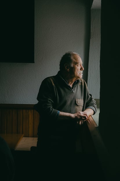 Luterio Cantero, en el bar de La Nuez de Abajo (Burgos).