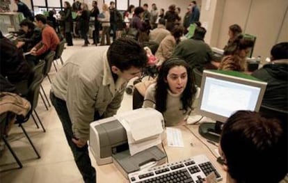 Solicitantes de viviendas protegidas en la oficina de la Empresa Municipal de Vivienda y Suelo de Madrid.