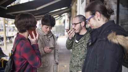 Un grupo de j&oacute;venes usando sus m&oacute;viles en Sevilla.