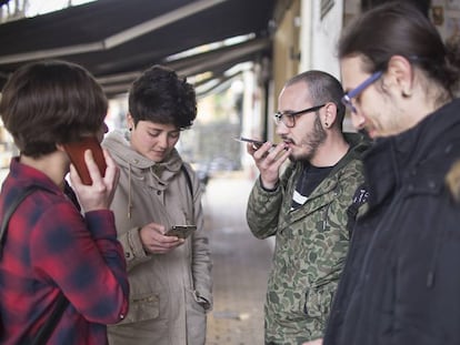 Un grupo de j&oacute;venes usando sus m&oacute;viles en Sevilla.