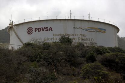 El logo de PDVSA en un tanque en la refinería El Palito en Carabobo, Venezuela.