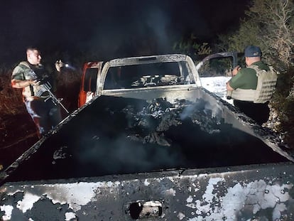 Una de las camionetas halladas en Tamaulipas con 19 cuerpos calcinados.