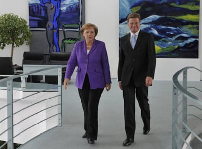 Angela Merkel y Guido Westerwelle, durante su reunión de ayer en la sede del Gobierno en Berlín.