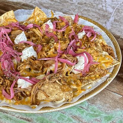 Entre los platos mexicanos, no falta el guacamole con totopos (9 euros), ni los nachos, que elabora en dos versiones, mediterráneos, con totopos de maíz, con mozzarella de bufala, tomates secos en aceite picante y pesto de cilantro y chile serrano (10,50 euros), o los de la casa, con queso cheddar y monterrey con cochinita pibil y crema agria (11,50 euros), o un salmorejo con aguacate (11,50 euros). 