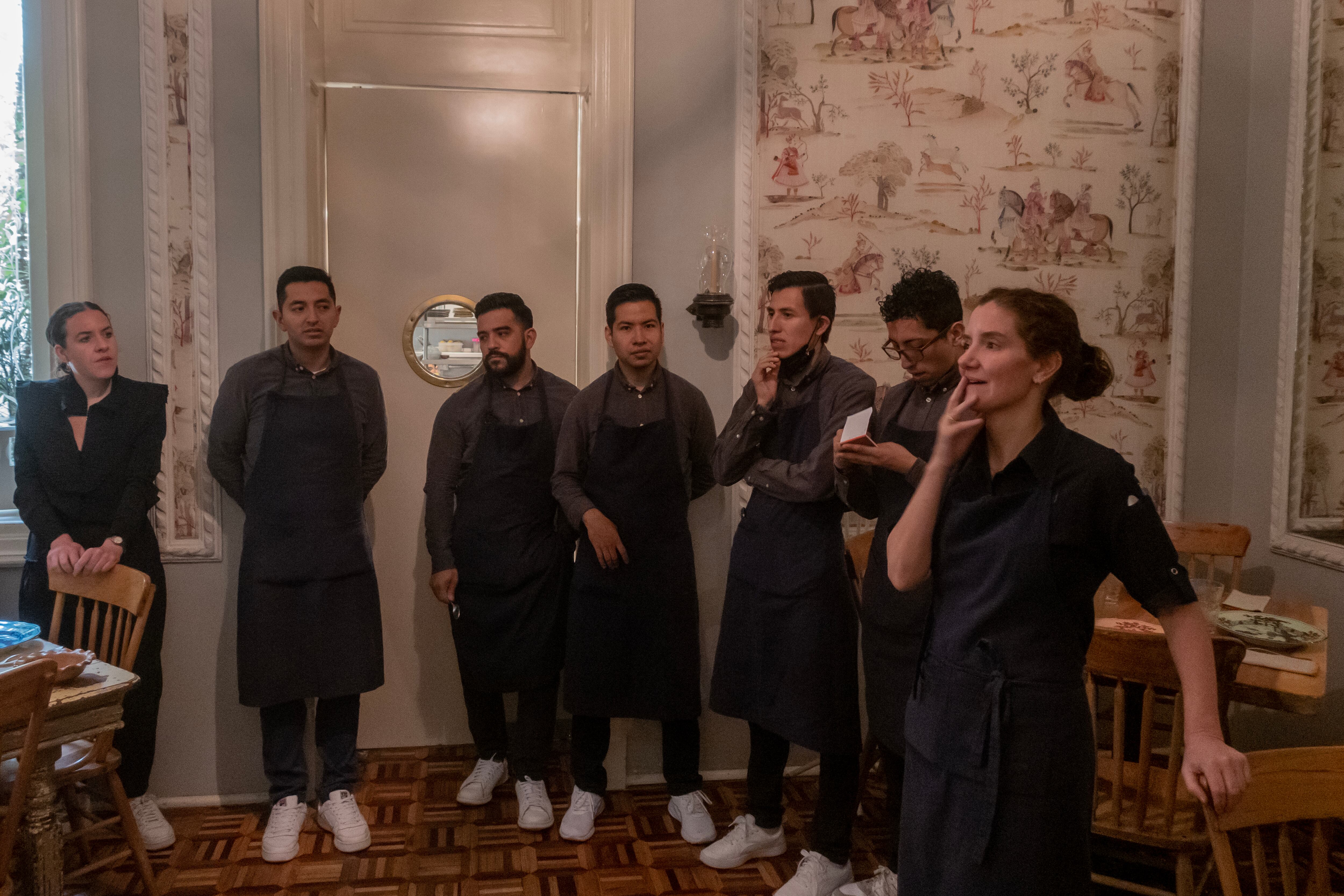 La chef mexicana Elena Reygadas, habla con el equipo del restaurante Rosetta en Ciudad de México.