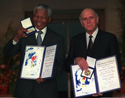 El presidente de Sudáfrica, Nelson Mandela, y el vicepresidente, Frederik W. de Klerk, posan con sus medallas y diplomas tras recibir el premio Nobel de la Paz de 1993, en Oslo (Noruega).