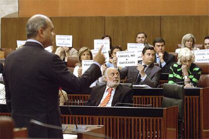 Momento en el que los diputados populares desplegaron los carteles contra el presidente de la Junta.