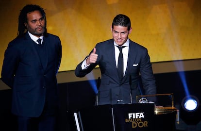 El jugador del Real Madrid, James Rodríguez, tras recibir el premio Puskas, en presencia del jugador francés, Christian Karembeu (i).